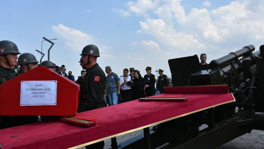 Pençe şehidi son yolculuğuna uğurlandı... Babaya son bakış 12